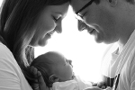 Vater mit Brille mit Frau und Baby